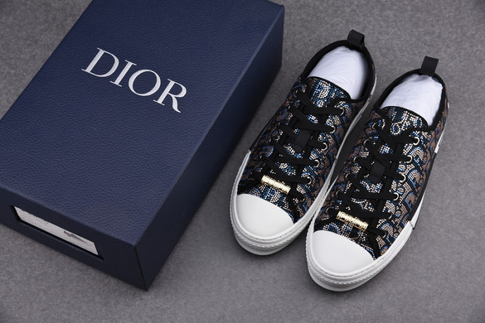 DR B23 OBLIQUE LOW TOP SNEAKER